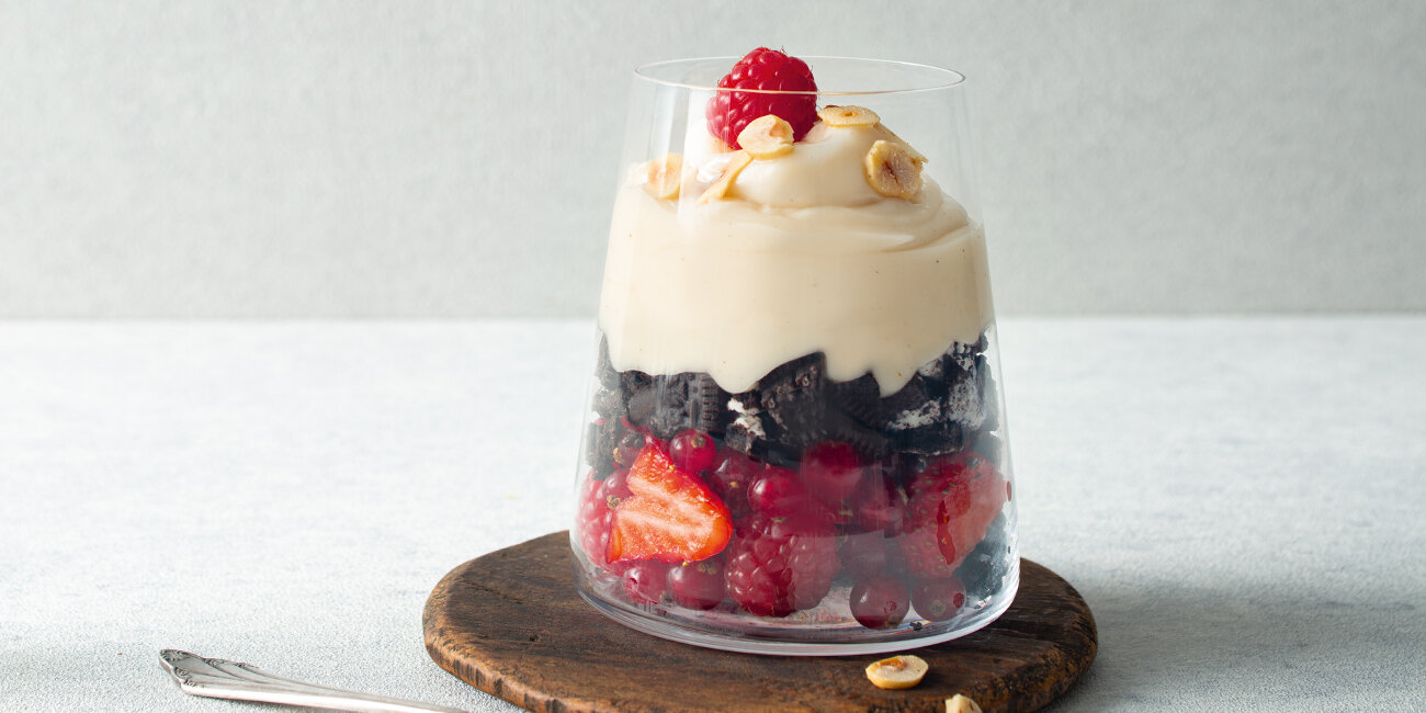 Vanille-Oreo Trifle mit frischen Beeren