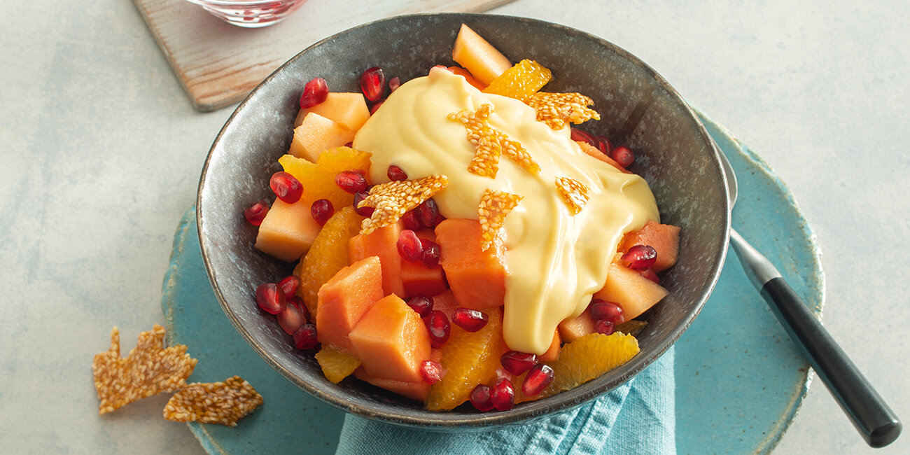 Oranger Obstsalat mit Granatapfelkernen, Vanillesauce & Krokant